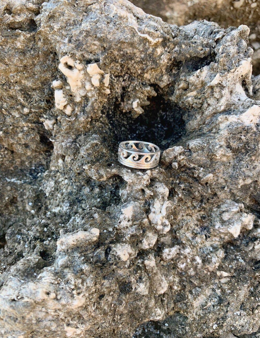 KI ELE Lanikai Waves Ring inside rocks