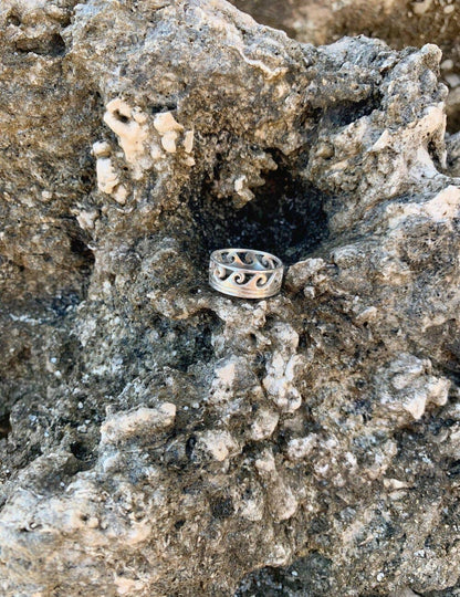 KI ELE Lanikai Waves Ring inside rocks
