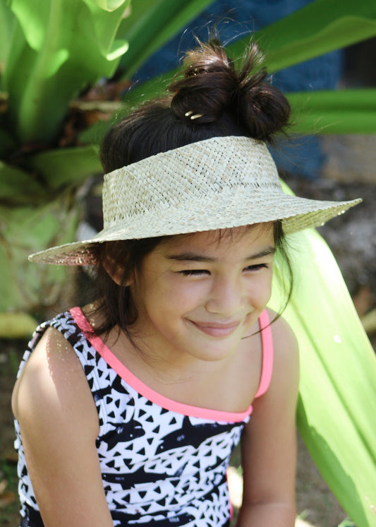 Kid wearing Keiki Pikoʻole Pāpale
