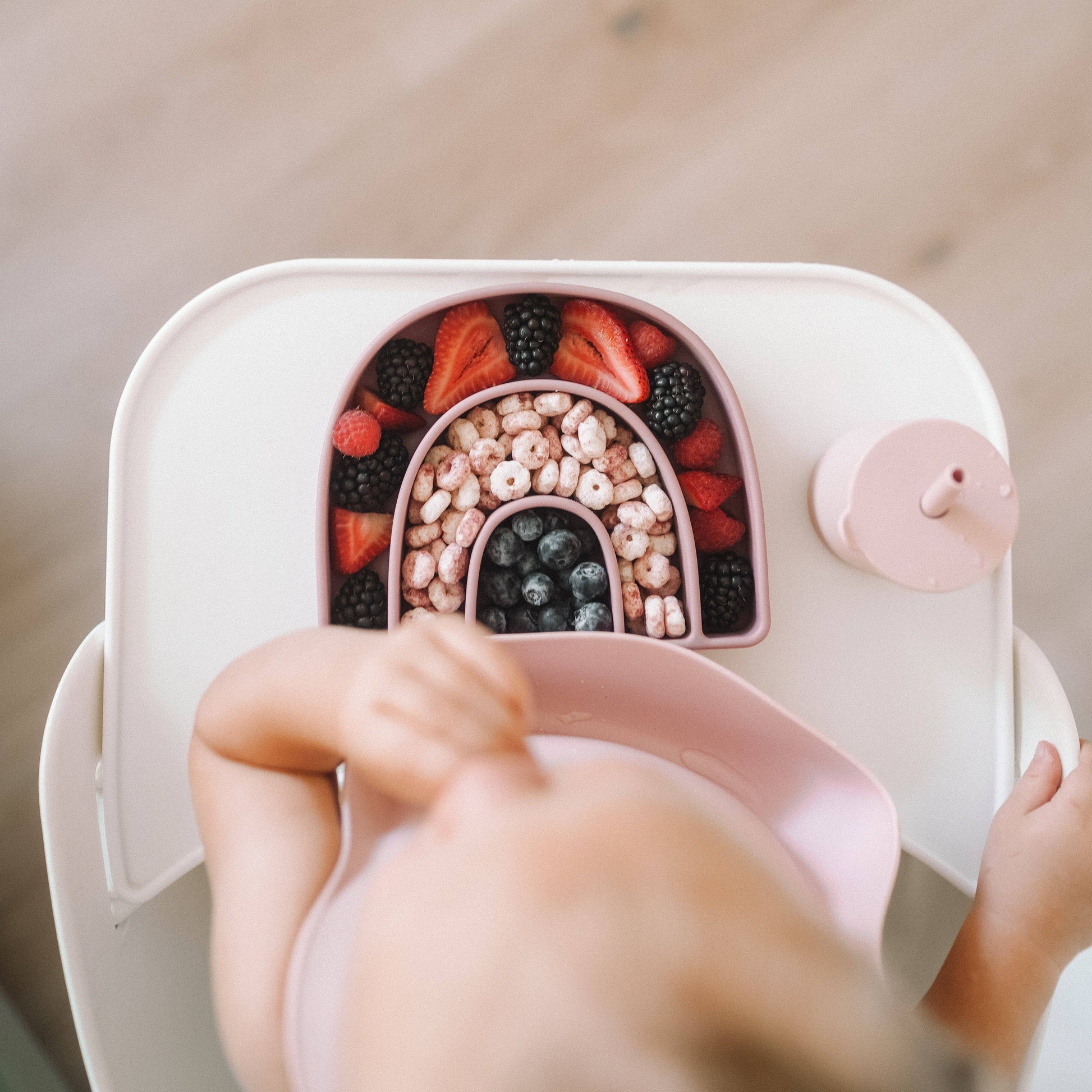 ava oliver Rainbow Plate | Mint (holding food)